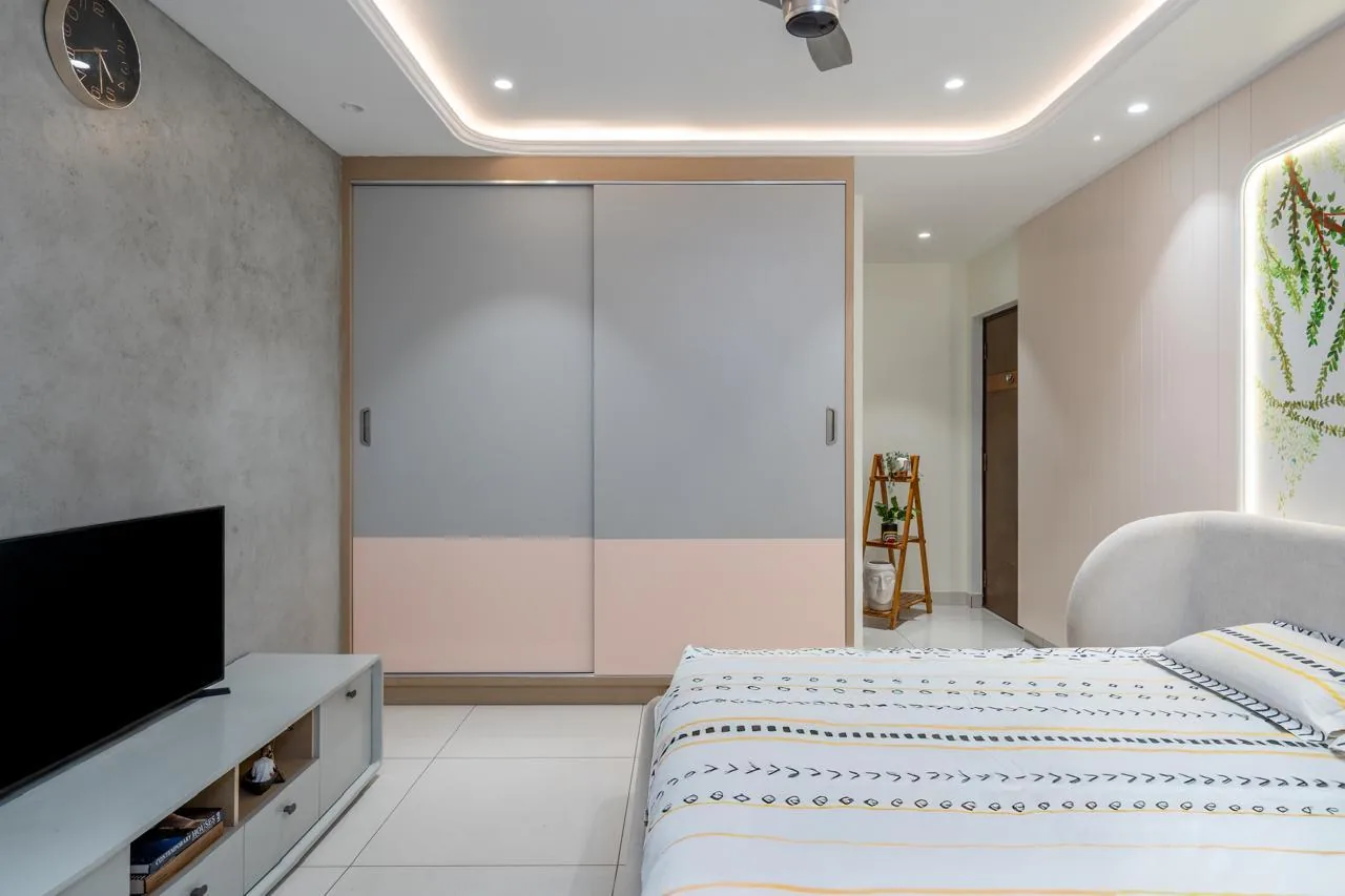 Sliding wardrobe fronts in grey and blush
